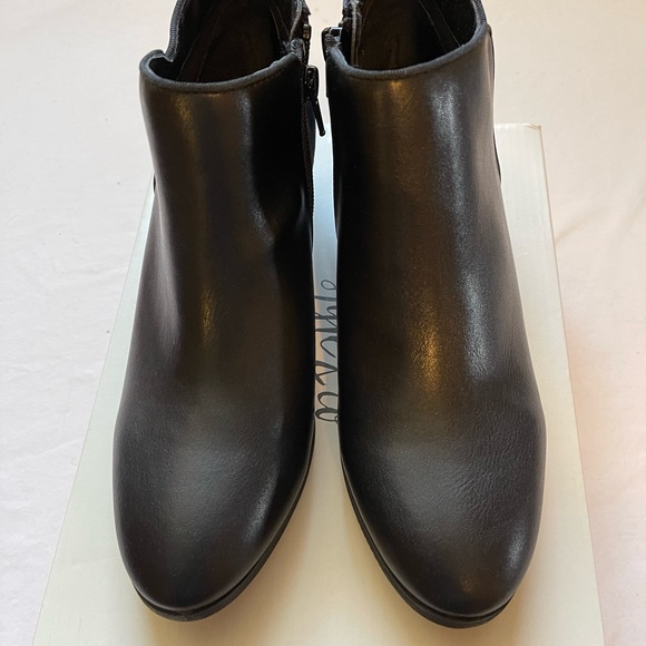 Style & Co Woman’s ankle booties. Size 8M - Picture 2 of 7